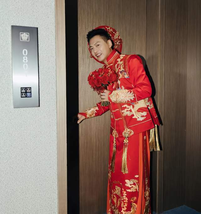 乐鱼在线服务-41岁知名“特型演员”侯京健大婚！曝妻子身份，多次主持联欢晚会